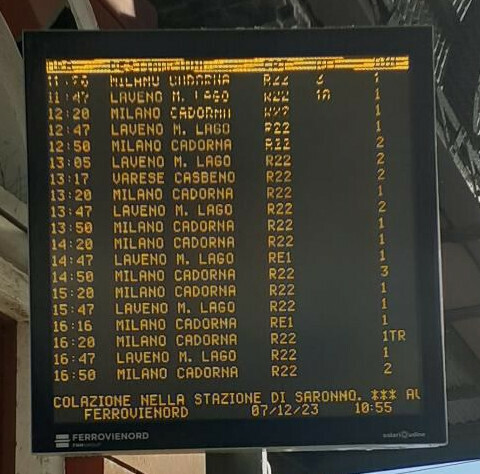 foto del tabellone della stazione di Varese Nord, c'è un messaggio che avvisa di problemi in stazione a saronno, ma solo i primi due treni hanno ritardo, di 3 e 10 minuti rispettivamente