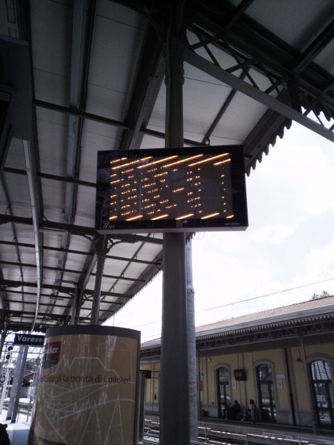 foto venuta male di un pannello delle partenze in stazione a Varese, non si vede niente di quello che c'era scritto