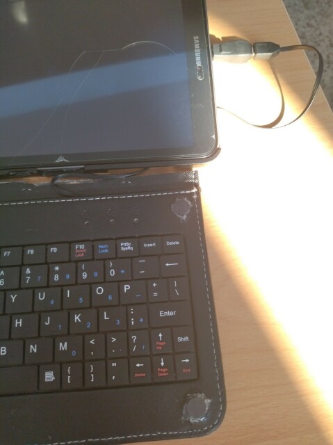 Il tablet aperto su un tavolo, con la tastiera messa avanti e collegata.