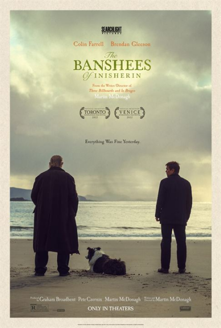 Poster del film "The Banshees of Inisherin", ritaenti Brendan Gleeson e Collin Farrell di spalle in vestiti scuri, su una spiaggia fronteggiando il mare. Farrel ha lo sguardo rivolto verso Gleeson, e tra di loro un cane border collie. Il cielo è nuvoloso.