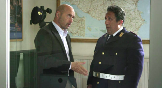 Luca Zingaretti e Angelo Russo mentre interpretano il commissario Salvo Montalbano e l'appuntato Catarella 