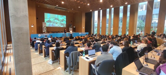 Salle de conférence pleine 