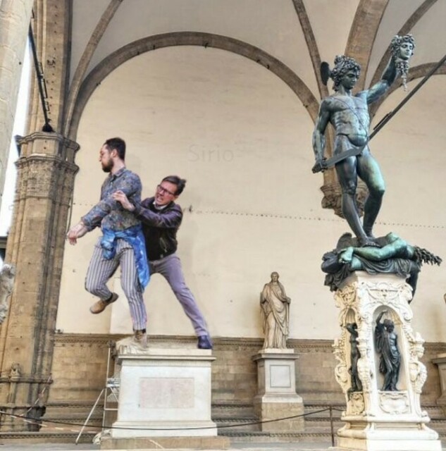 Un meme trasforma il placcaggio di Nardella all'attivista di Ultima Generazione in una statua della Loggia della Signoria a Firenze