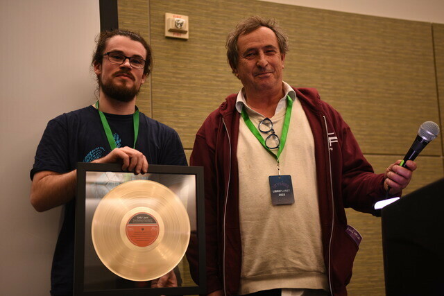 Sébastien Blin (gauche) and Cyrille Béraud (droite) recevant le Award for Projects of Social Benefit pour le projet GNU Jami.