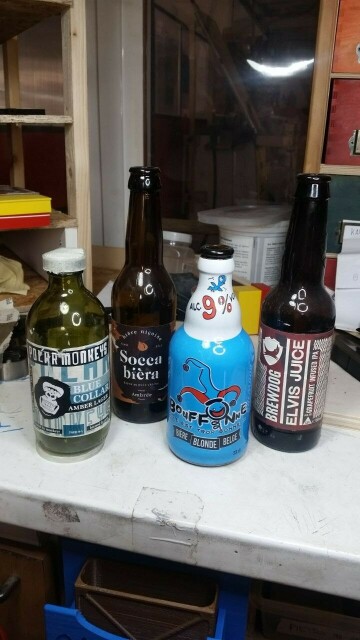Varie bottiglie di birre più o meno insolite.

Da sinistra:

— Polar Monkey, amber lager "created by monkeys", 5.0%

- Socca Biera, birra artigianale nizzarda che dovrebbe essere al sapore di socca (farinata), ambrata con ceci, 6%

- Bouffonne, birra bionda belga, 9%

- Brewdog Elvis Juice, aromatizzata al pompelmo (fa cagare), 6.5%