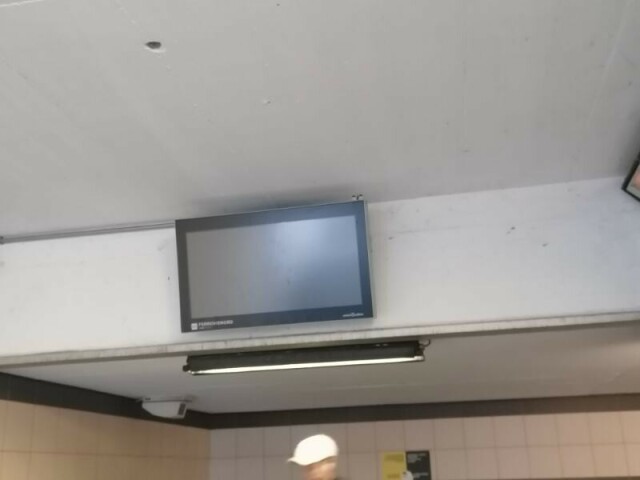 Il monitor Trenord nel sottopassaggio della stazione. Spento.