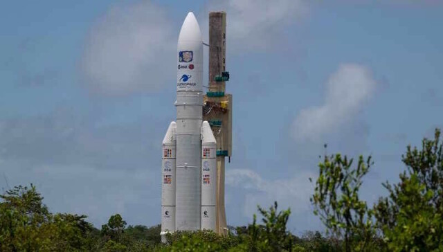 Sulla rampa di lancio dello spazioporto di Kourou, in cima a un razzo Ariane 5 alto 50,5 metri, la sonda JUICE dell'Agenzia Spaziale europea è pronta a iniziare un lungo viaggio verso Giove e le sue lune ghiacciate Callisto, Europa e Ganimede. I preparativi procedono come previsto: la partenza è in programma domani alle 14:15 ora italiana.

Nella foto, il razzo Ariane 5 che porterà JUICE nello spazio
Foto ESA - S. Corvaja