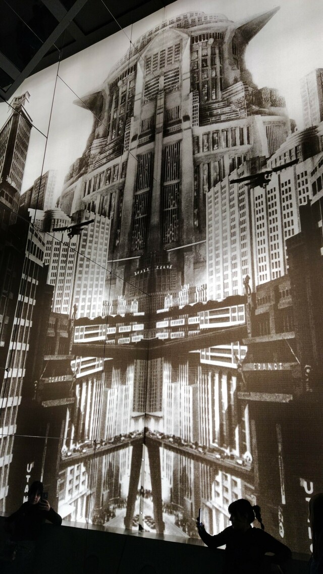 Immagine di un enorme edificio, tratta da Metropolis di Fritz Lang alla cineteca di Berlino  Potsdamer Platz