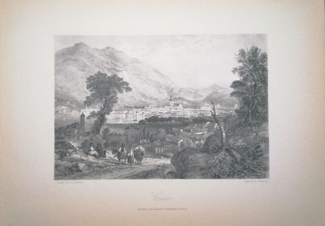 Como, veduta disegnata da George Barnard (1850 circa) e litografata dallo stesso autore. Bianco e nero.
Mostra la città di Como in lontananza, ripresa da una delle alture circostanti, preceduta da un piccolo agglomerato di case.
In primo piano, lungo un sentiero, un uomo a cavallo e una donna a piedi sembrano conversare, mentre un'altra coppia è seduta a bordo strada, sul prato.