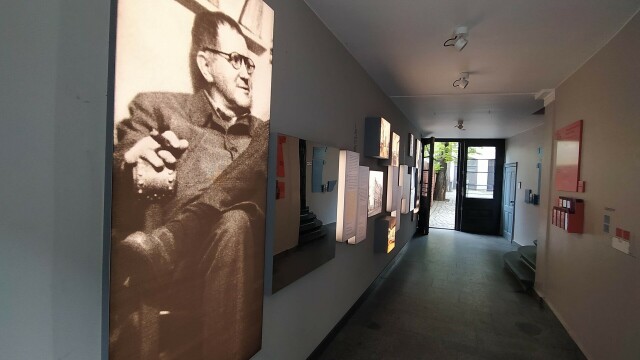 L'ingresso della Brecht Haus, con una grande immagine dello scrittore