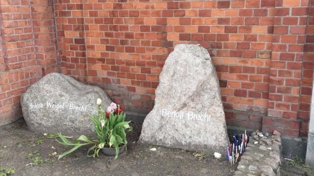 I due massi che costituiscono le tombe di Brecht e della moglie. Nell'angolo a destra numerose penne e matite piantate nel terreno