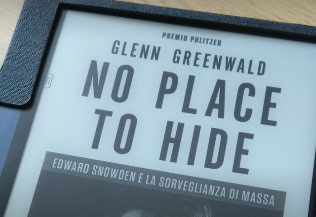 Foto del lettore di ebook  con la copertina del libro "No palce to Hide" di Glenn Greenwald.
