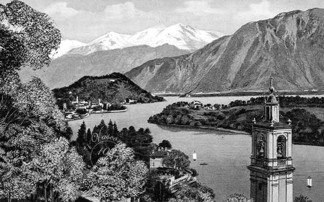 Immagine in bianco e nero del lago di Como all'altezza dell'Isola Comacina. Sullo sfondo, le Prealpi innevate; in primo piano, sulla sinistra alberi frondosi e sulla destra un campanile.
Vasari, senza data.