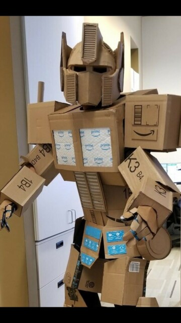 Optimus Prime costruito con scatole di Amazon.