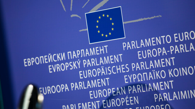 Image of a photocall from the EU with the words EU Parliament in different languages