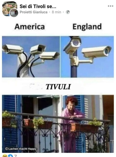 Meme con tre immagini: Stati Uniti rappresentati da un lampione con tre videocamere, Regno Unito rappresentato da un lampione con due videocamere, Tivoli vecchia rappresentata da una signora che osserva dal balcone