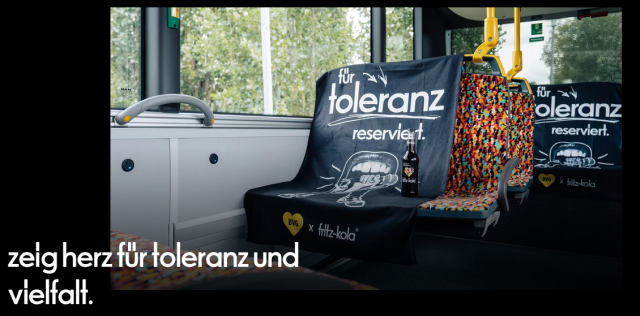 Una campagna pubblicitaria della BVG in collaborazione con una marca di soft drink. Riservato alla tolleranza. Mostra di avere a cuore la tolleranza e la diversità.