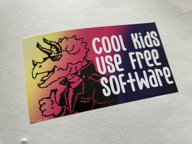 Sticker with label “cool kids use free software”