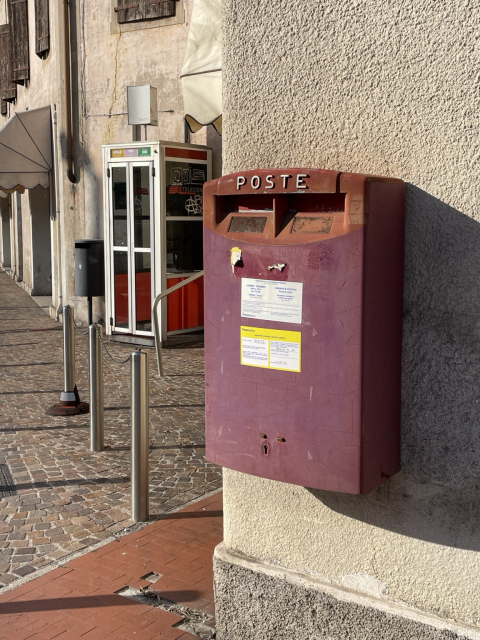 cabina telefonica e cassetta delle poste 80s