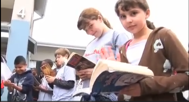 Flash mob degli studenti della Ocoee Middle School: armati di libri cantano e ballano "Gotta Keep Reading"