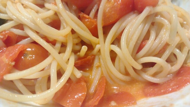 Foto degli spaghetti conditi col sughetto di pomodoro fresco e basilico