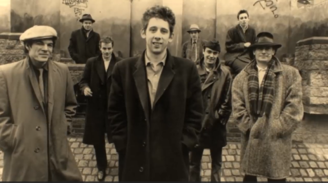 Una foto dei Pogues con un giovanissimo Shane MacGowan in primo piano