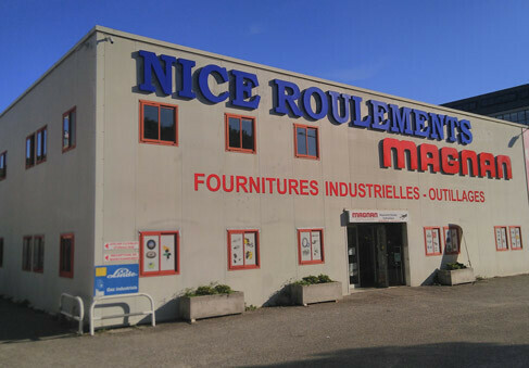 A ball bearing shop in Nice.
A huge sign on the wall says "Nice roulements - Magnan - Fournitures industrielles - outillages"