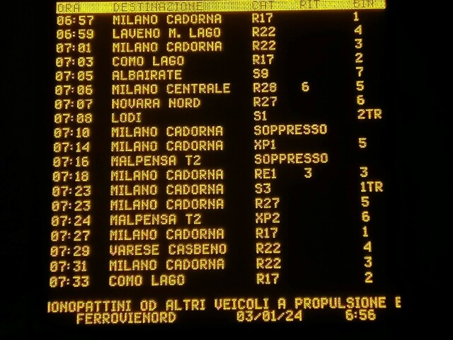 Il tabellone alle 6.56: un paio di ritardini stupidini per il Milano Centrale delle 7.06 e il Cadorna delle 7.18, soppressi il Cadorna delle 7.10 e il Malpensa delle 7.16