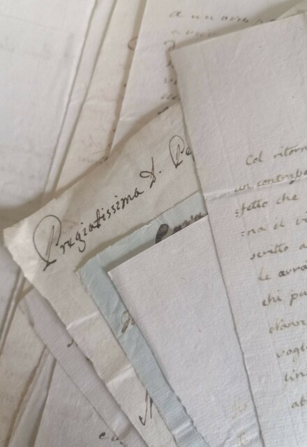 Ammasso di carte manoscritte  incasinatissime da riordinare, per data e destinatario.