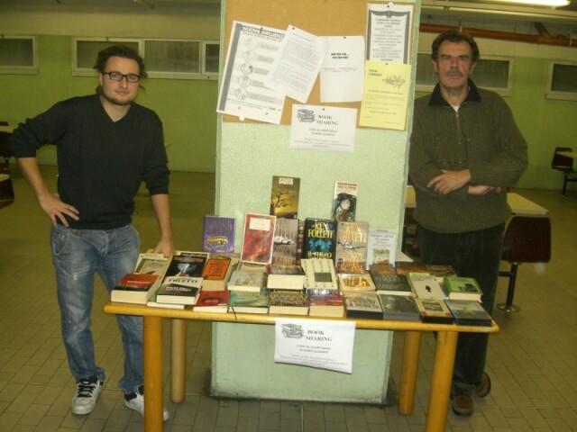 Tiziano il nostro bibliotecario di allora e il nostro collega Gianni Borraccino di fianco al banchetto del booksharing al bar della scuola