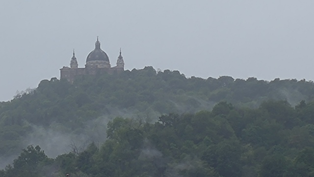 Vista delle colline torinesi in una giornata uggiosa. Sulla collina più alta si staglia la Basilica di Superga