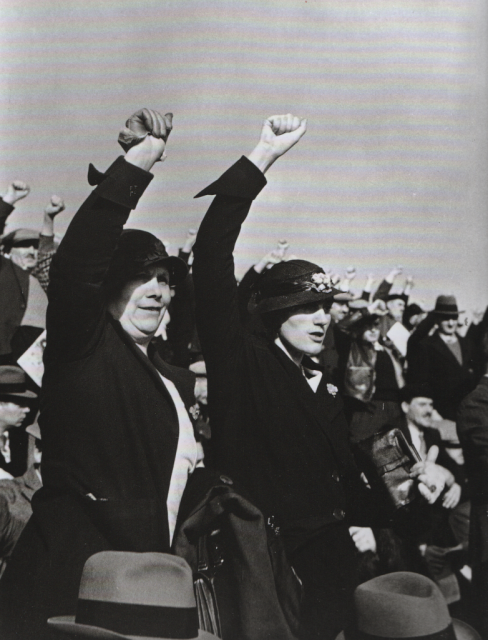 Donne col pugno alzato ad un meeting elettorale Parigi 1936