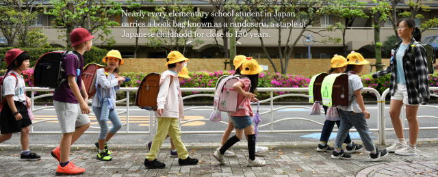 Japanese schoolchildren with their backpacks (randoseru)
Bambini giapponesi in fila con il loro zaino