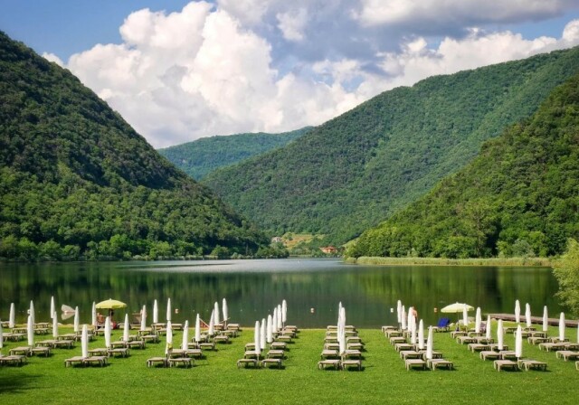 il lago del Segrino, una perla incastonata nelle prealpi lecchesi