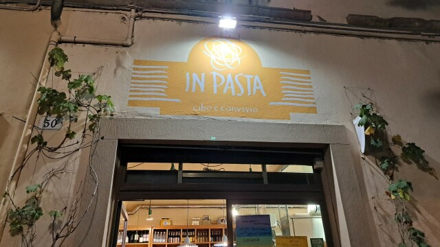 Insegna del locale:
Scritta "IN PASTA - cibo e convivio"