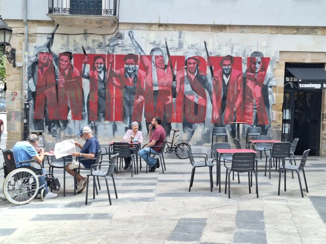 Antifaxistak un murales a Bilbo Zaharra Kalea, Calle Bilbao la vieja, Bilbao. 
