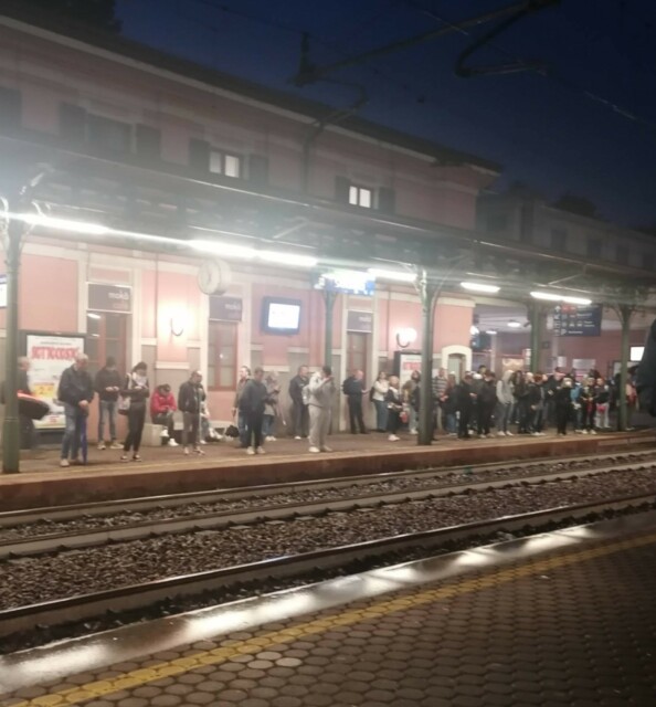 Pendolari sulla banchina in attesa del treno