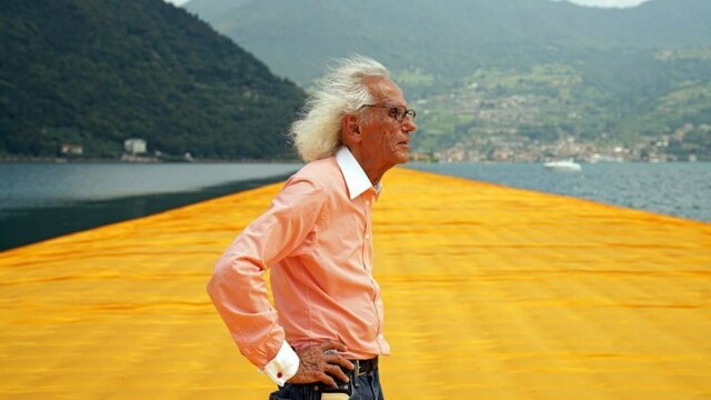 Christo cammina sulle acque del lago