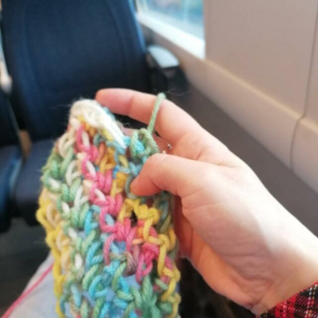 Io che uso l'indice in vece dell'uncinetto mentre viaggio in treno.