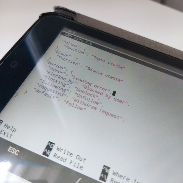 Foto dello schermo del mio tablet, su cui è aperto un file da tradurre in nano, su Termux.