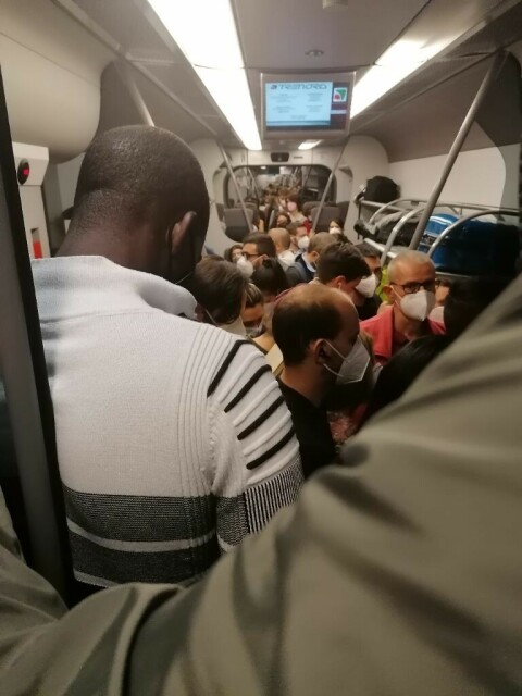 Il treno delle 7.36 del 31 maggio 2021 da Saronno a Milano Centrale. Pendolari accalcati su vagoni privi di ogni sostegno.