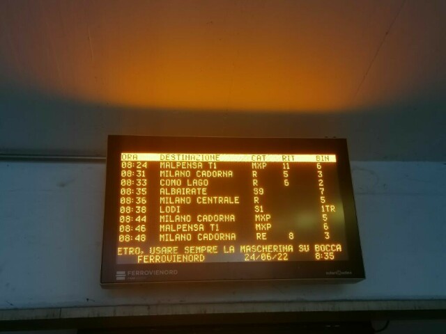 Il tabellone con gli orari (e i ritardi!) Trenord di stamattina.