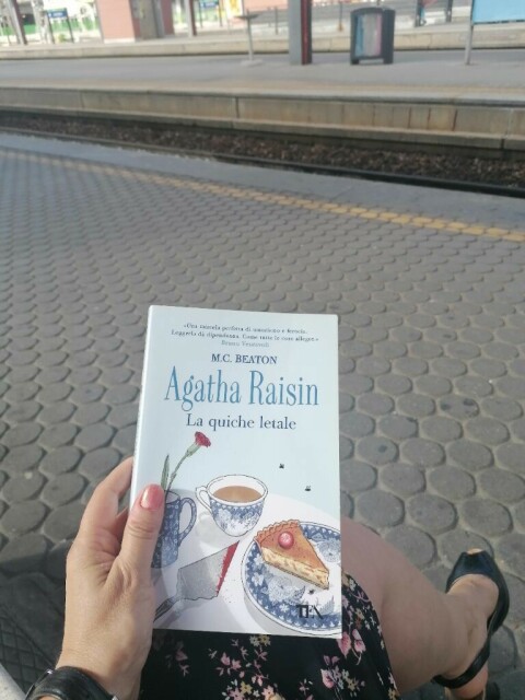 Agatha Raisin e la quiche letale, il libro che ho appena iniziato a leggere e che mi accompagnerà al lavoro per un po'.