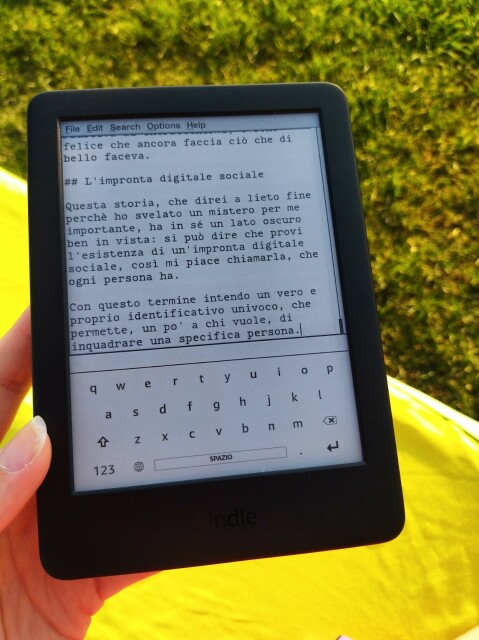 Il mio Kindle Basic 10th, su cui è aperto il file che sto modificando in Leafpad