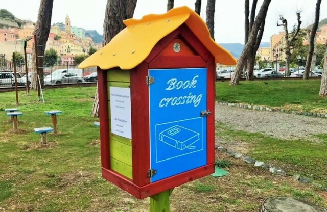 Cassetta per bookcrossing nei giardini pubblici di Ventimiglia